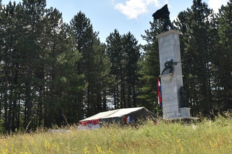 Ugljan: Kod spomenika borcima palim u NOB-u HASP podigao šator