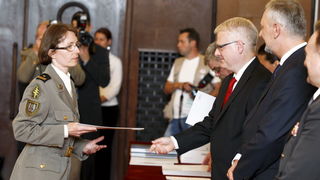 Zagreb, 020811.
Stanciceva ulica.
Ministarstvo obrane.
Podjela priznjanja i promaknuca hrvatskim casnicima povodom obiljezavanja akcije oluja.
Odlikovanja i promaknuca podjelio je predsjednik Ivo Josipovic.
Foto: Goran Mehkek / Cropix