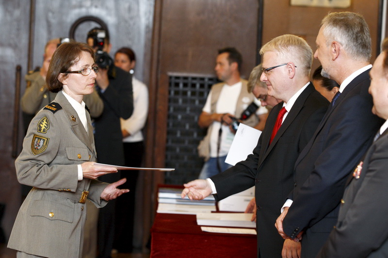 Zagreb, 020811.
Stanciceva ulica.
Ministarstvo obrane.
Podjela priznjanja i promaknuca hrvatskim casnicima povodom obiljezavanja akcije oluja.
Odlikovanja i promaknuca podjelio je predsjednik Ivo Josipovic.
Foto: Goran Mehkek / Cropix