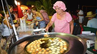 04.08.2015., Privlaka – Dalmatinska festa na domaci nacin prikazana je i u Privlaci pokraj Zadra na Privlackoj noci kada su mnogobrojni turisti i posjetitelji mogli gustati u morskim delicijama, poput dagnji, srdela, fritula i slicnog. Photo: Damir Spehar