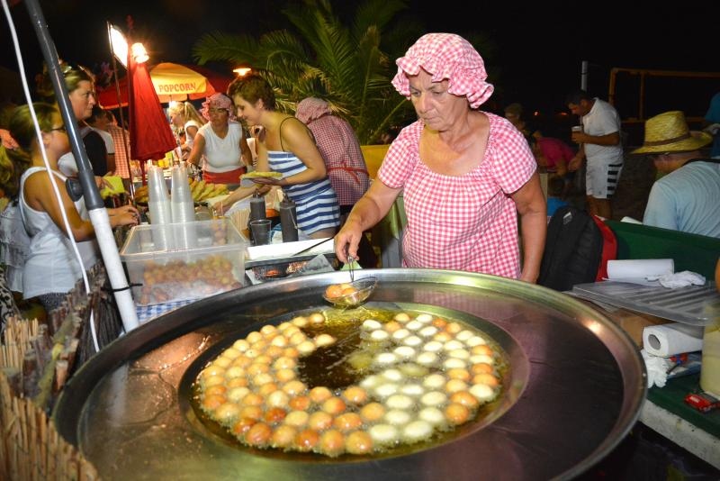 04.08.2015., Privlaka – Dalmatinska festa na domaci nacin prikazana je i u Privlaci pokraj Zadra na Privlackoj noci kada su mnogobrojni turisti i posjetitelji mogli gustati u morskim delicijama, poput dagnji, srdela, fritula i slicnog. Photo: Damir Spehar