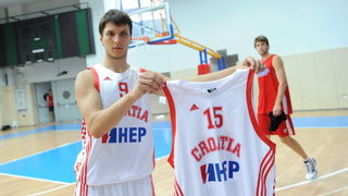 Zadar, 220810.
U sportskom centru Visnjik danas su predstavljeni adidas dresovi hrvatske kosarkaske reprezentacije u kojima ce nastupati na svjetskom prvenstvu u kosarci u Turskoj. Ujedno to je i pocetak cetvorogodisnje sponzorske suradnje adidasa i Hrvat Zadar, 220810.
U sportskom centru Visnjik danas su predstavljeni adidas dresovi hrvatske kosarkaske reprezentacije u kojima ce nastupati na svjetskom prvenstvu u kosarci u Turskoj. Ujedno to je i pocetak cetvorogodisnje sponzorske suradnje adidasa i Hrvat