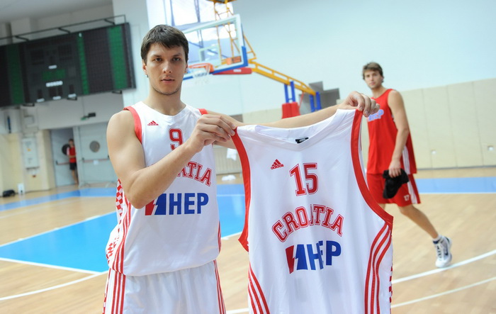 Zadar, 220810.
U sportskom centru Visnjik danas su predstavljeni adidas dresovi hrvatske kosarkaske reprezentacije u kojima ce nastupati na svjetskom prvenstvu u kosarci u Turskoj. Ujedno to je i pocetak cetvorogodisnje sponzorske suradnje adidasa i Hrvat Zadar, 220810.
U sportskom centru Visnjik danas su predstavljeni adidas dresovi hrvatske kosarkaske reprezentacije u kojima ce nastupati na svjetskom prvenstvu u kosarci u Turskoj. Ujedno to je i pocetak cetvorogodisnje sponzorske suradnje adidasa i Hrvat