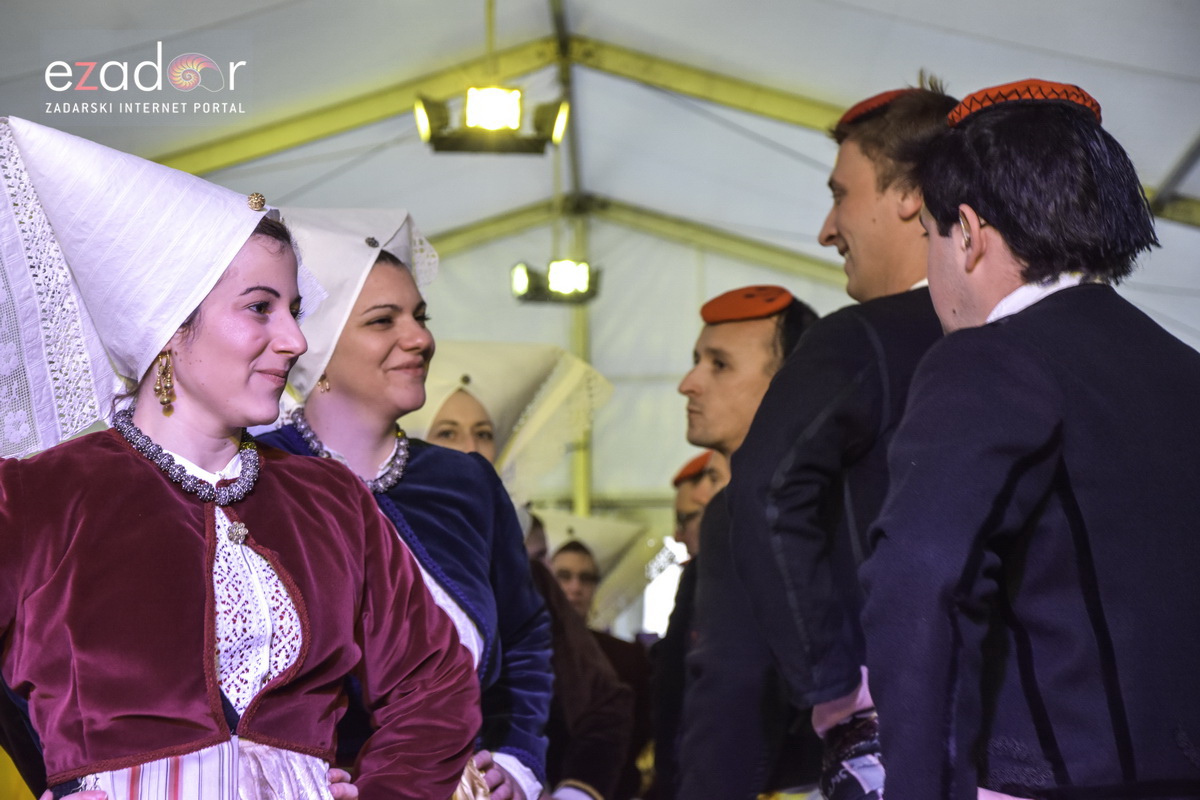 Paški zimski karneval 2018: Karnevalska povorka prošla ulicama grada do Pijace