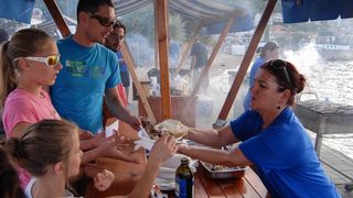 Tunuara 2016 – defile ribarica, spremanje brudeta, demonstracija ribarske vještine i koncert Zorica Kondža. Foto: TZ općine Kali/Adam Vidas Tunuara 2016 – defile ribarica, spremanje brudeta, demonstracija ribarske vještine i koncert Zorica Kondža. Foto: TZ općine Kali/Adam Vidas