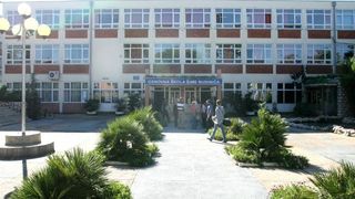 Zadar – U Osnovnoj skoli Sime Budinica, ravnatelj Ivan Cular postavio je lik gospe u stijeni. Photo: Dino Stanin/PIXSELL