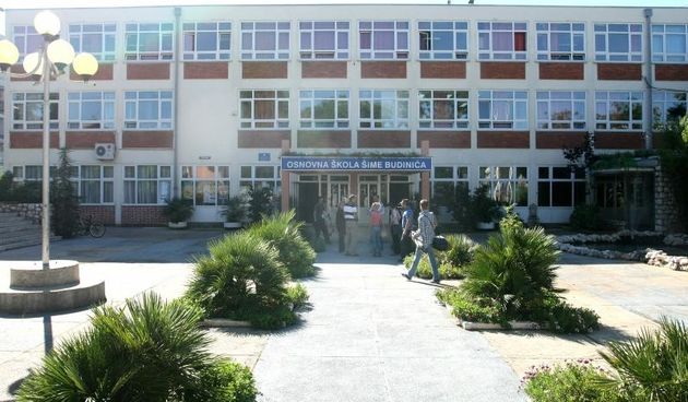 Zadar – U Osnovnoj skoli Sime Budinica, ravnatelj Ivan Cular postavio je lik gospe u stijeni. Photo: Dino Stanin/PIXSELL