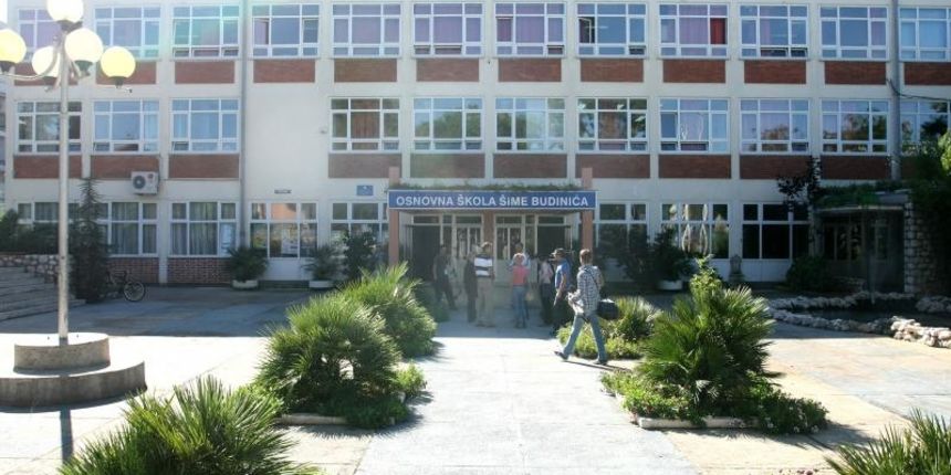 Zadar – U Osnovnoj skoli Sime Budinica, ravnatelj Ivan Cular postavio je lik gospe u stijeni. Photo: Dino Stanin/PIXSELL