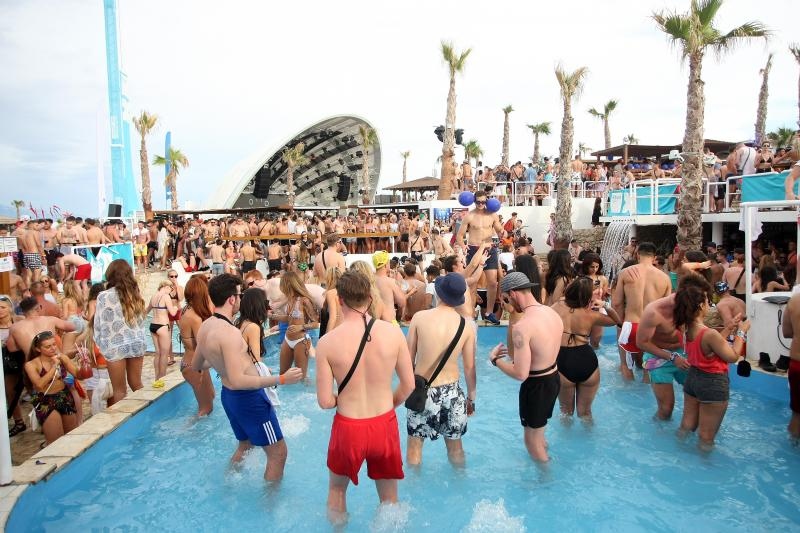 Zrće: Drugi dan Hideout festivala privukao je mnogobrojnu publiku na after beach party, Photo: Luka Stanzl/PIXSELL Zrće: Drugi dan Hideout festivala privukao je mnogobrojnu publiku na after beach party, Photo: Luka Stanzl/PIXSELL