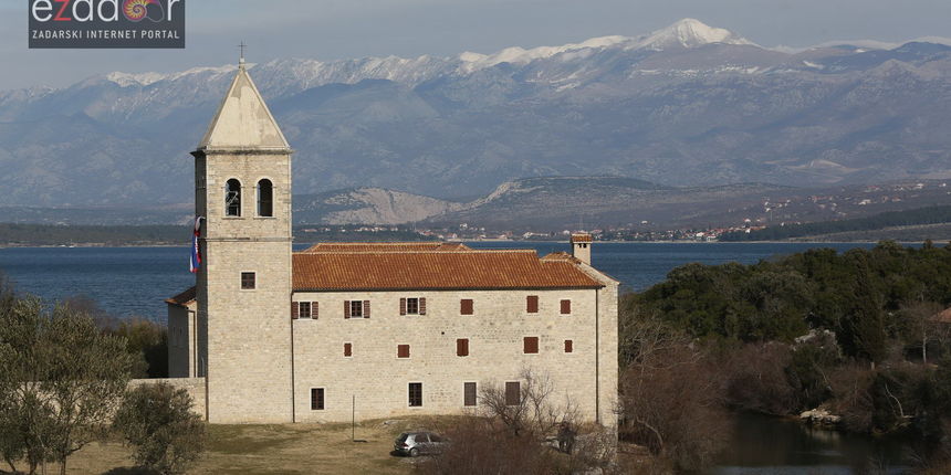 U Donjem Karinu obilježeno sjećanje na rušenje Franjevačkog samostana tijekom VRO Maslenica U Donjem Karinu obilježeno sjećanje na rušenje Franjevačkog samostana tijekom VRO Maslenica