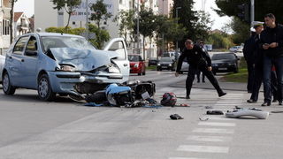 Zadar, 011110.
Teska prometna nesreca automobila Fiat Punto i motora Gillera na krizanju Splitske ulice i Ulice Domovinskog rata. Ocevid je u tijeku.
Foto: Jure Miskovic / CROPIX
