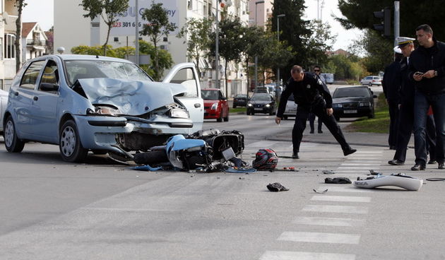 Zadar, 011110.
Teska prometna nesreca automobila Fiat Punto i motora Gillera na krizanju Splitske ulice i Ulice Domovinskog rata. Ocevid je u tijeku.
Foto: Jure Miskovic / CROPIX