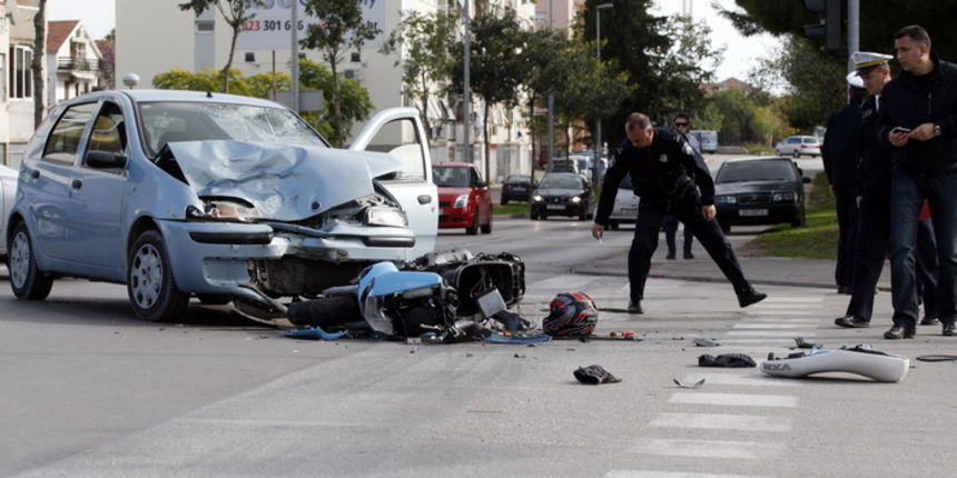 Zadar, 011110.
Teska prometna nesreca automobila Fiat Punto i motora Gillera na krizanju Splitske ulice i Ulice Domovinskog rata. Ocevid je u tijeku.
Foto: Jure Miskovic / CROPIX Zadar, 011110.
Teska prometna nesreca automobila Fiat Punto i motora Gillera na krizanju Splitske ulice i Ulice Domovinskog rata. Ocevid je u tijeku.
Foto: Jure Miskovic / CROPIX