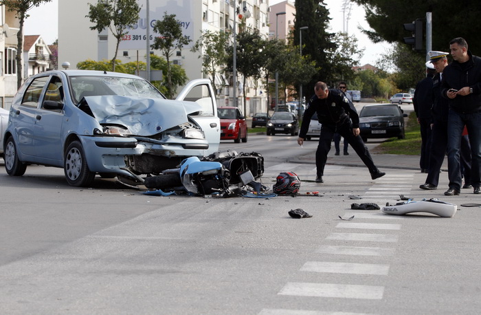 Zadar, 011110.
Teska prometna nesreca automobila Fiat Punto i motora Gillera na krizanju Splitske ulice i Ulice Domovinskog rata. Ocevid je u tijeku.
Foto: Jure Miskovic / CROPIX