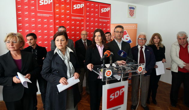 Zadar, 200312.
SDP je odrzao press konferenciju  na temu Raspisivanje referenduma o uvodjenju prireza. Sabina Glasovac (u sredini) predsjednica Kluba vijecnika SDP-a u Gradskom vijecu Grada Zadra, pozvala je na raspisivanje referenduma o uvodjenju prireza