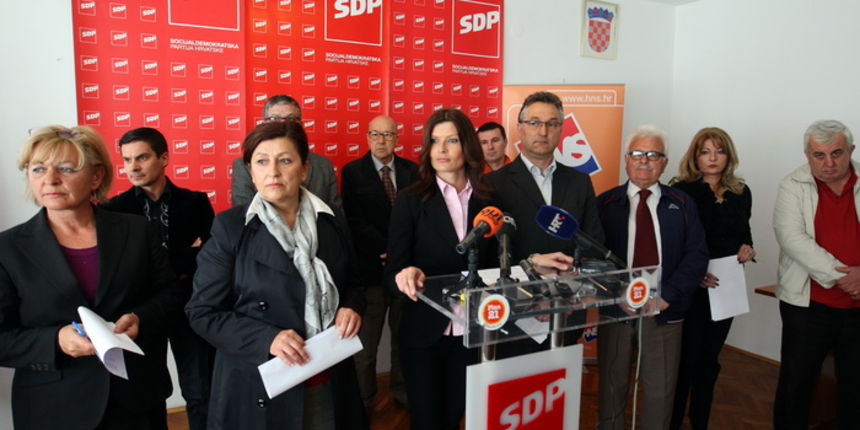 Zadar, 200312.
SDP je odrzao press konferenciju  na temu Raspisivanje referenduma o uvodjenju prireza. Sabina Glasovac (u sredini) predsjednica Kluba vijecnika SDP-a u Gradskom vijecu Grada Zadra, pozvala je na raspisivanje referenduma o uvodjenju prireza