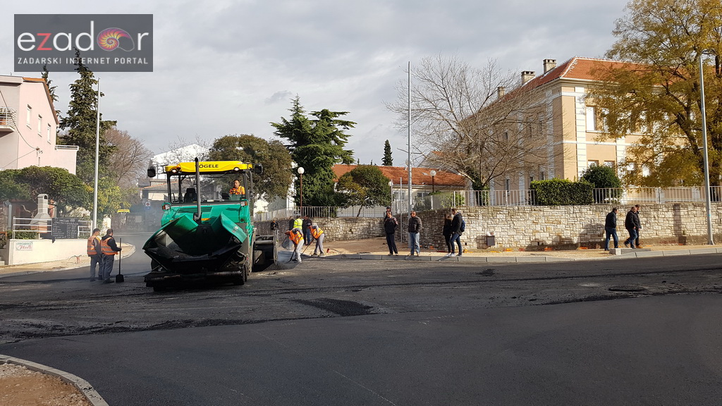 Na rekonstruirano križanje u Vruljici postavlja se završni sloj asfalta Na rekonstruirano križanje u Vruljici postavlja se završni sloj asfalta