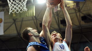 Zagreb, 100610.
Savska cesta 30, kosarkaski centar Drazen Petrovic, seniori, susret KK Cibona i KK Zadar, 5. odlucujuca utakmica za naslov prvaka Hrvatske.
Na slici: Leon Radosevic, Trent Plaisted.
Foto: Damir Krajac / CROPIX Zagreb, 100610.
Savska cesta 30, kosarkaski centar Drazen Petrovic, seniori, susret KK Cibona i KK Zadar, 5. odlucujuca utakmica za naslov prvaka Hrvatske.
Na slici: Leon Radosevic, Trent Plaisted.
Foto: Damir Krajac / CROPIX