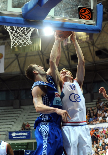 Zagreb, 100610.
Savska cesta 30, kosarkaski centar Drazen Petrovic, seniori, susret KK Cibona i KK Zadar, 5. odlucujuca utakmica za naslov prvaka Hrvatske.
Na slici: Leon Radosevic, Trent Plaisted.
Foto: Damir Krajac / CROPIX Zagreb, 100610.
Savska cesta 30, kosarkaski centar Drazen Petrovic, seniori, susret KK Cibona i KK Zadar, 5. odlucujuca utakmica za naslov prvaka Hrvatske.
Na slici: Leon Radosevic, Trent Plaisted.
Foto: Damir Krajac / CROPIX