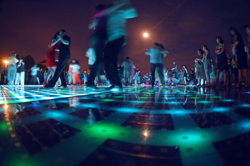 20.06.2013., Zadar – Pod gotovo punim mjesecom na instalaciji Pozdrav Suncu otvoren je 4. festival tanga.Photo: Filip Brala/PIXSELL 20.06.2013., Zadar – Pod gotovo punim mjesecom na instalaciji Pozdrav Suncu otvoren je 4. festival tanga.Photo: Filip Brala/PIXSELL