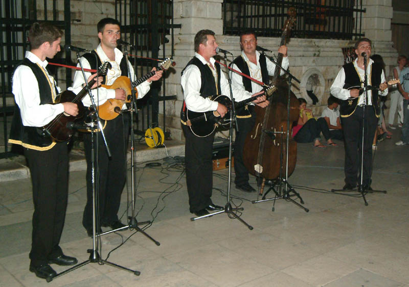 Pet Tambura na Narodnom trgu