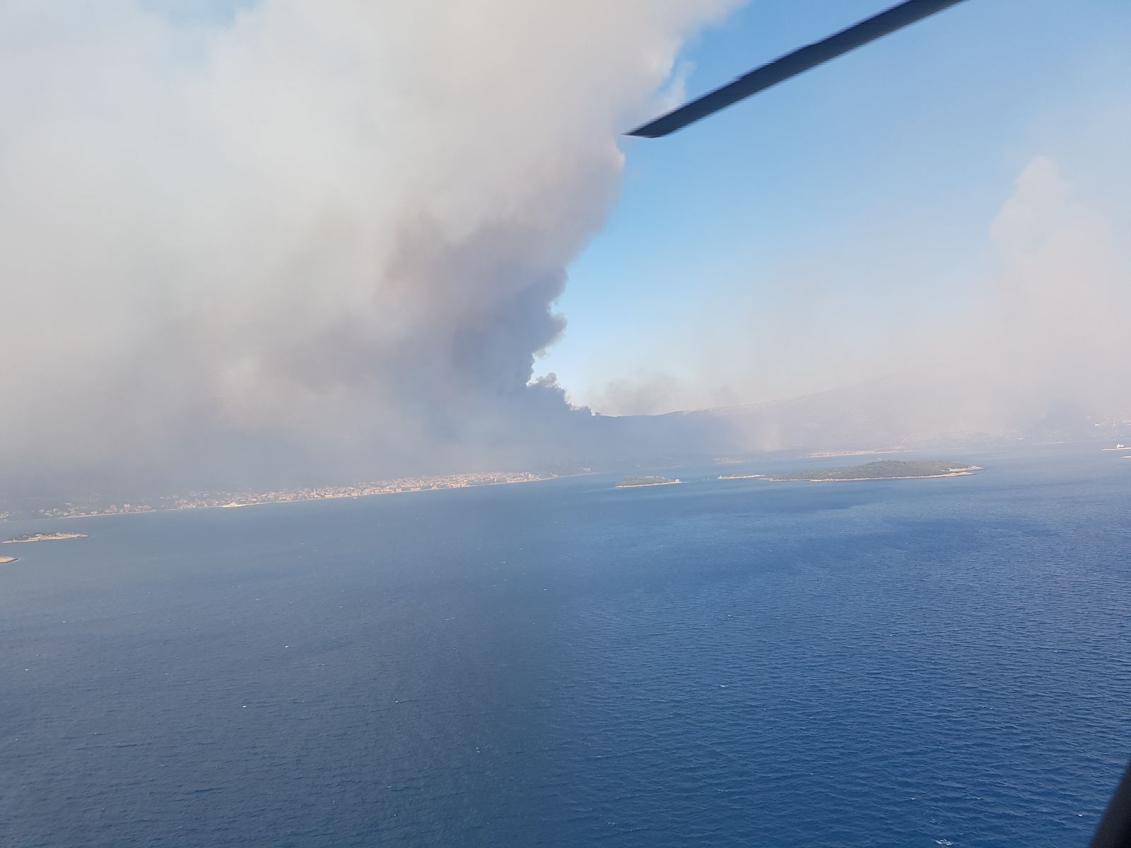 Zračne snage i vojnici gase veliki požar na Pelješcu