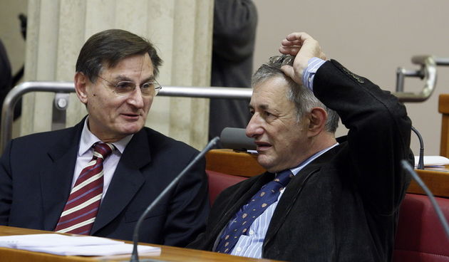 Zagreb, 231211.
Hrvatski Sabor u nastavku izvanredne sjednice glasuje o povjerenju novoj Vladi Zorana Milanovica. 
Na slici: Josip Kregar (desno).
Foto: Davor Pongracic / CROPIX