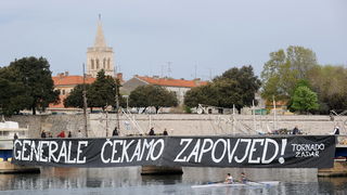 Zadar, 150411.
Jutros je u Zadru na mostu osvanuo veliki transparent podrske generalima, autori transparenta kako pise na njemu je navijacka skupina Tornado.
Foto: Andrija Lucic / Cropix