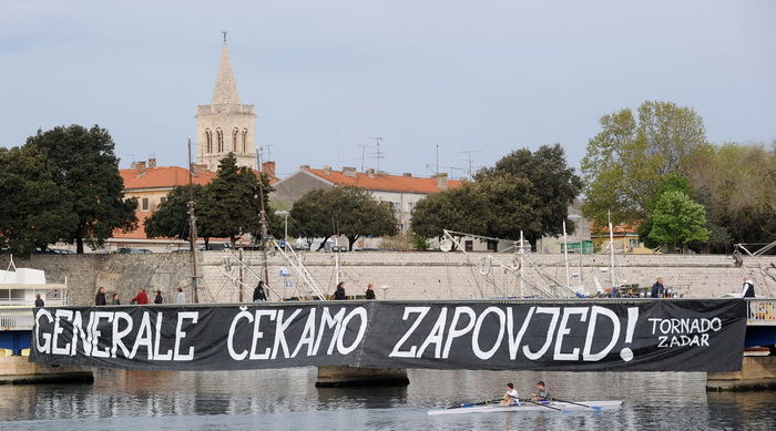 Zadar, 150411.
Jutros je u Zadru na mostu osvanuo veliki transparent podrske generalima, autori transparenta kako pise na njemu je navijacka skupina Tornado.
Foto: Andrija Lucic / Cropix