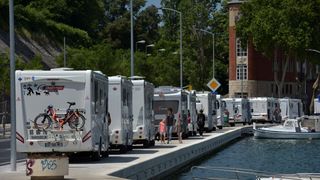 Kamperi preplavili obalni dio Ulice kralja Tomislava u Jazinama Kamperi preplavili obalni dio Ulice kralja Tomislava u Jazinama