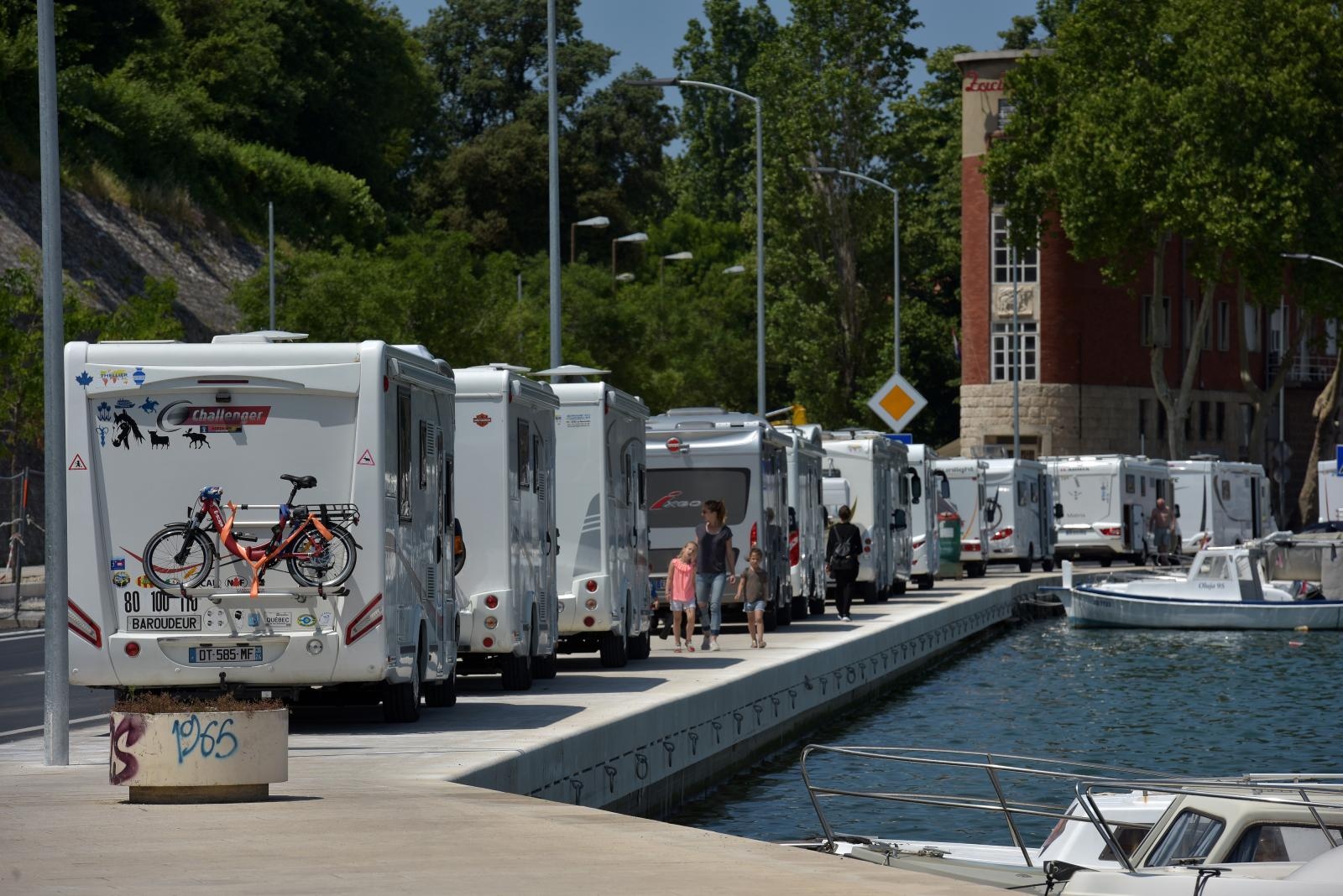 Kamperi preplavili obalni dio Ulice kralja Tomislava u Jazinama Kamperi preplavili obalni dio Ulice kralja Tomislava u Jazinama