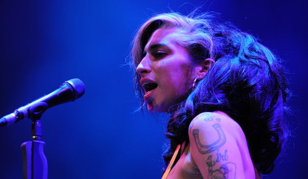 Beograd, 180611.
Europsku turneju pjevacica Amy Winehouse pocela je skandalom na Kalemegdanu gdje ju je publika izvizdala. 
 Amy je umjesto pjevanja preko sat vremena na pozornici u vidno alkoholiziranom stanju mumljala. 
Foto: Blic / CROPIX