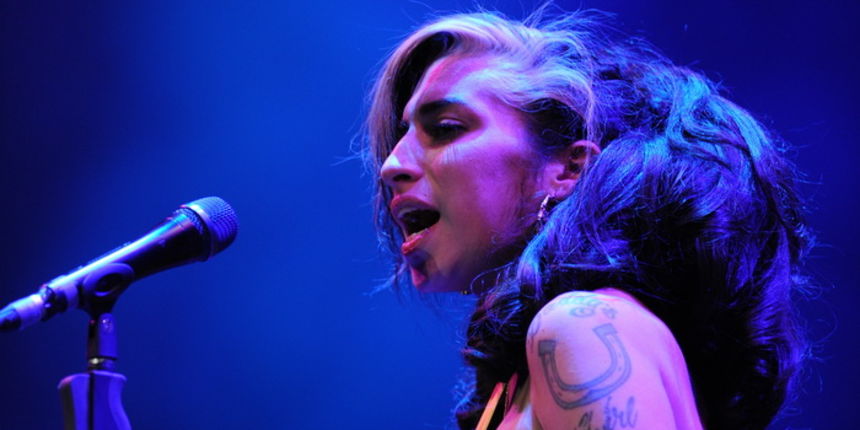 Beograd, 180611.
Europsku turneju pjevacica Amy Winehouse pocela je skandalom na Kalemegdanu gdje ju je publika izvizdala. 
 Amy je umjesto pjevanja preko sat vremena na pozornici u vidno alkoholiziranom stanju mumljala. 
Foto: Blic / CROPIX