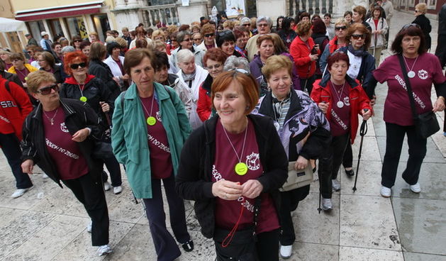 Zadar, 110410.
Povodom Svjetskog dana zdravlja i u sklopu Zupanijskih dana, Zadarska zupanija i udruge Relax i Loptica organizirali su brzo kretanje i nordijsko hodanje za odrasle i orijetacijsko kretanje za djecu.
Na fotografiji: start na Narodnom trgu.