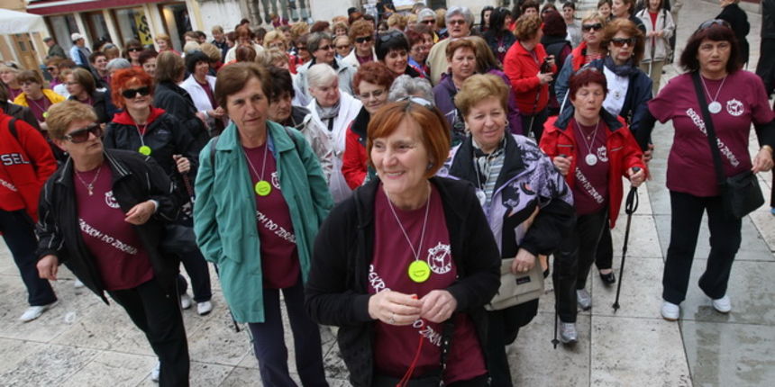 Zadar, 110410.
Povodom Svjetskog dana zdravlja i u sklopu Zupanijskih dana, Zadarska zupanija i udruge Relax i Loptica organizirali su brzo kretanje i nordijsko hodanje za odrasle i orijetacijsko kretanje za djecu.
Na fotografiji: start na Narodnom trgu.