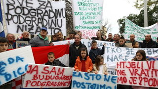 Zadar, 081210.
Prosvjed mjestana Podgradine ispred zgrade zupanijske uprave zbog toga jer njihovo mjesto nije registirano kao mjesto. Kolona prosvjednika je krenula s Branimirove obale, preko Poluotoka i dosla pred zgradu zupanije.
Foto: Vladimir Ivanov /