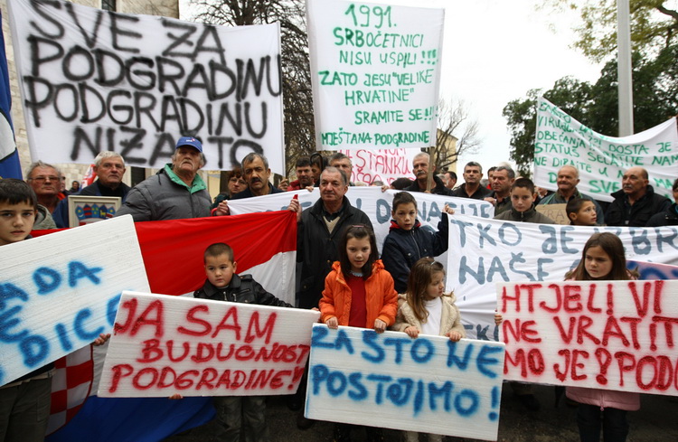 Zadar, 081210.
Prosvjed mjestana Podgradine ispred zgrade zupanijske uprave zbog toga jer njihovo mjesto nije registirano kao mjesto. Kolona prosvjednika je krenula s Branimirove obale, preko Poluotoka i dosla pred zgradu zupanije.
Foto: Vladimir Ivanov /