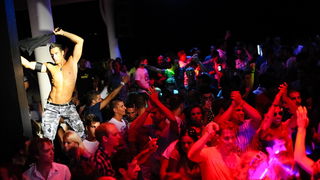 Zrce, Pag, 170812.
Tulumarenje na Zrcu traje danonocno, a najpopularniji su after beach i night party u Aquariusu.
Foto: Goran Telak / CROPIX