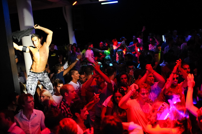 Zrce, Pag, 170812.
Tulumarenje na Zrcu traje danonocno, a najpopularniji su after beach i night party u Aquariusu.
Foto: Goran Telak / CROPIX