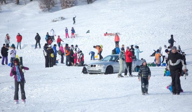 Dok je vecina posjetitelja skijalista svoja vozila parkirala na parkingu, domisljati vozac BMW-a odlucio je svoje vozilo parkirati na samoj stazi medju mnogobrojnim skijasima. Photo: Nel Pavletic/PIXSELL