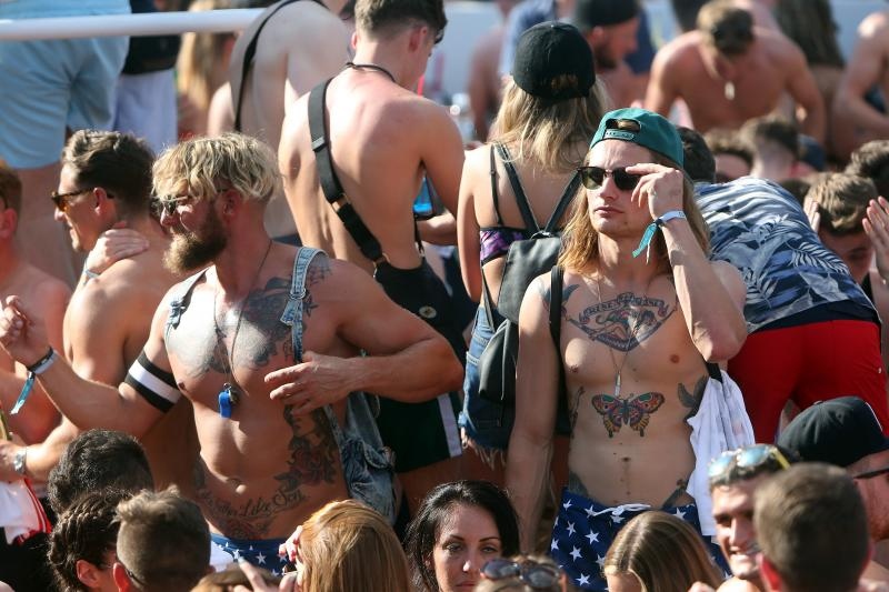 Zrće: Prvi dan Hideout festivala privukao nekoliko tisuća turista, Photo: Dalibor Urukalovic/PIXSELL Zrće: Prvi dan Hideout festivala privukao nekoliko tisuća turista, Photo: Dalibor Urukalovic/PIXSELL