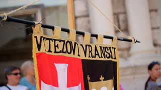 Vitezovi vranski na Narodnom trgu (foto:Saša Čuka) Vitezovi vranski na Narodnom trgu (foto:Saša Čuka)