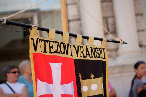 Vitezovi vranski na Narodnom trgu (foto:Saša Čuka) Vitezovi vranski na Narodnom trgu (foto:Saša Čuka)