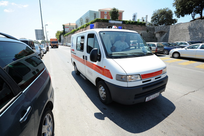 Zadar, 270712.
Stanari tzv. Galicevih zgrada u Diklu su nakon posjete gradonacelniku odrzali prosvjed blokirajuci promet u centru grada na pjesackom prijelazu koji s mosta vodi u stari dio grada. Promet je bio blokiran pola sata prema najavi stanara. Razl