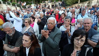 Zadar, 120513.
Trg pet bunara, Poluotok. 
Predizborni skup SDP-a na kojem je sudjelovao predsjednik stranke Zoran Milanovic. Na skupu je predstavljen i kandidat za gradonacelnika Zadra Ivo Bilic. Na fotografiji: gradjani na skupu.
Foto: Jure Miskovic / CR