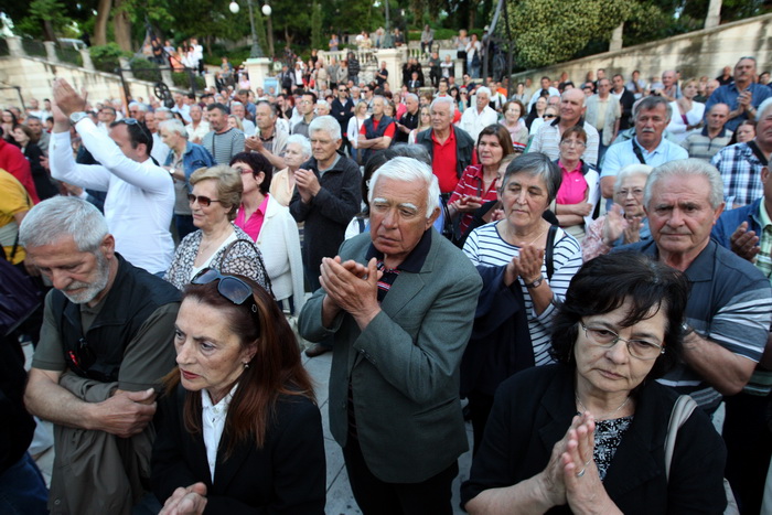 Zadar, 120513.
Trg pet bunara, Poluotok. 
Predizborni skup SDP-a na kojem je sudjelovao predsjednik stranke Zoran Milanovic. Na skupu je predstavljen i kandidat za gradonacelnika Zadra Ivo Bilic. Na fotografiji: gradjani na skupu.
Foto: Jure Miskovic / CR