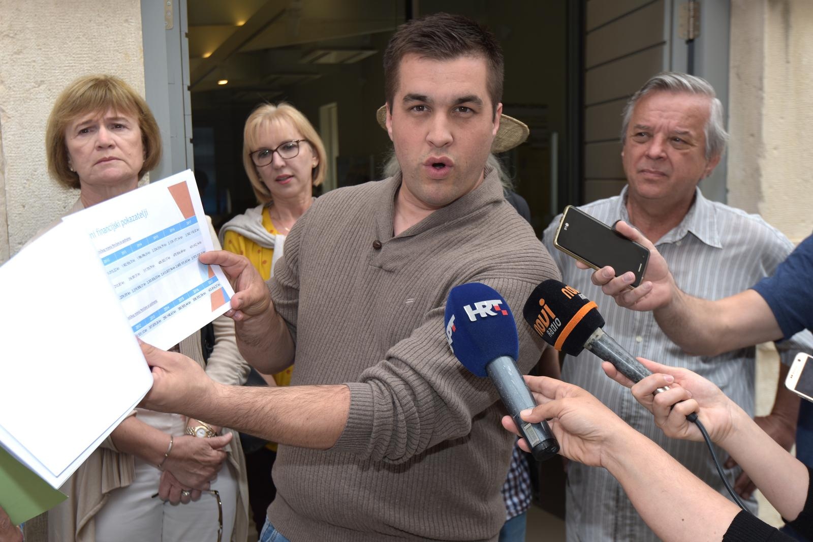 Mještani Petrčana okupili se ispred Turističke zajednice grada Zadra