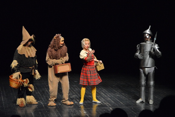 U Kazalištu lutaka Zadar odigrana je predstava “Čarobnjak iz Oza” u režiji Dražena Ferenčine. Foto: Iva Perinčić U Kazalištu lutaka Zadar odigrana je predstava “Čarobnjak iz Oza” u režiji Dražena Ferenčine. Foto: Iva Perinčić