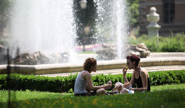Zagreb, 220509.
Spas od vrucina koje su zapocele a vrhunac se ocekuje ovaj vikend mnogi gradjani potrazili su u hladu Zrinjevca. Neki su odlucili i rucati u hladovini. 
Foto: Igor Sambolec / CROPIX