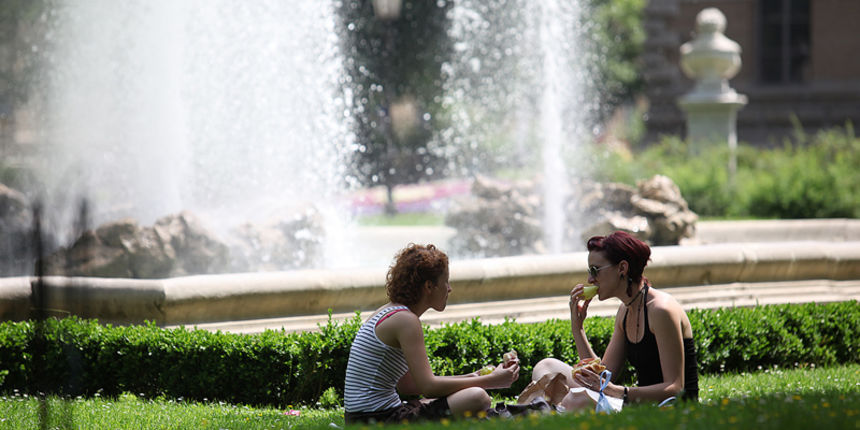Zagreb, 220509.
Spas od vrucina koje su zapocele a vrhunac se ocekuje ovaj vikend mnogi gradjani potrazili su u hladu Zrinjevca. Neki su odlucili i rucati u hladovini. 
Foto: Igor Sambolec / CROPIX